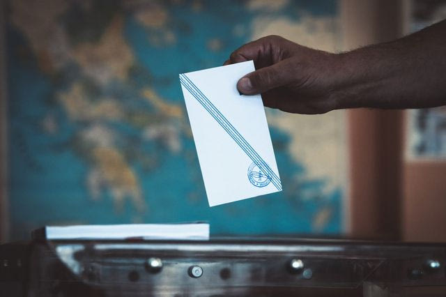 Δημοσκόπηση Metron Analysis: Ανέβηκαν τα ποσοστά της ΝΔ, “ντέρμπι” ΠΑΣΟΚ – Πλεύσης Ελευθερίας